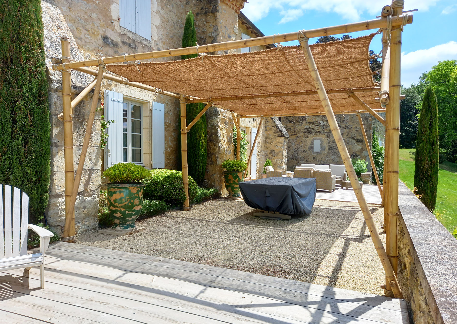 Ombrière sur pergola en bambou