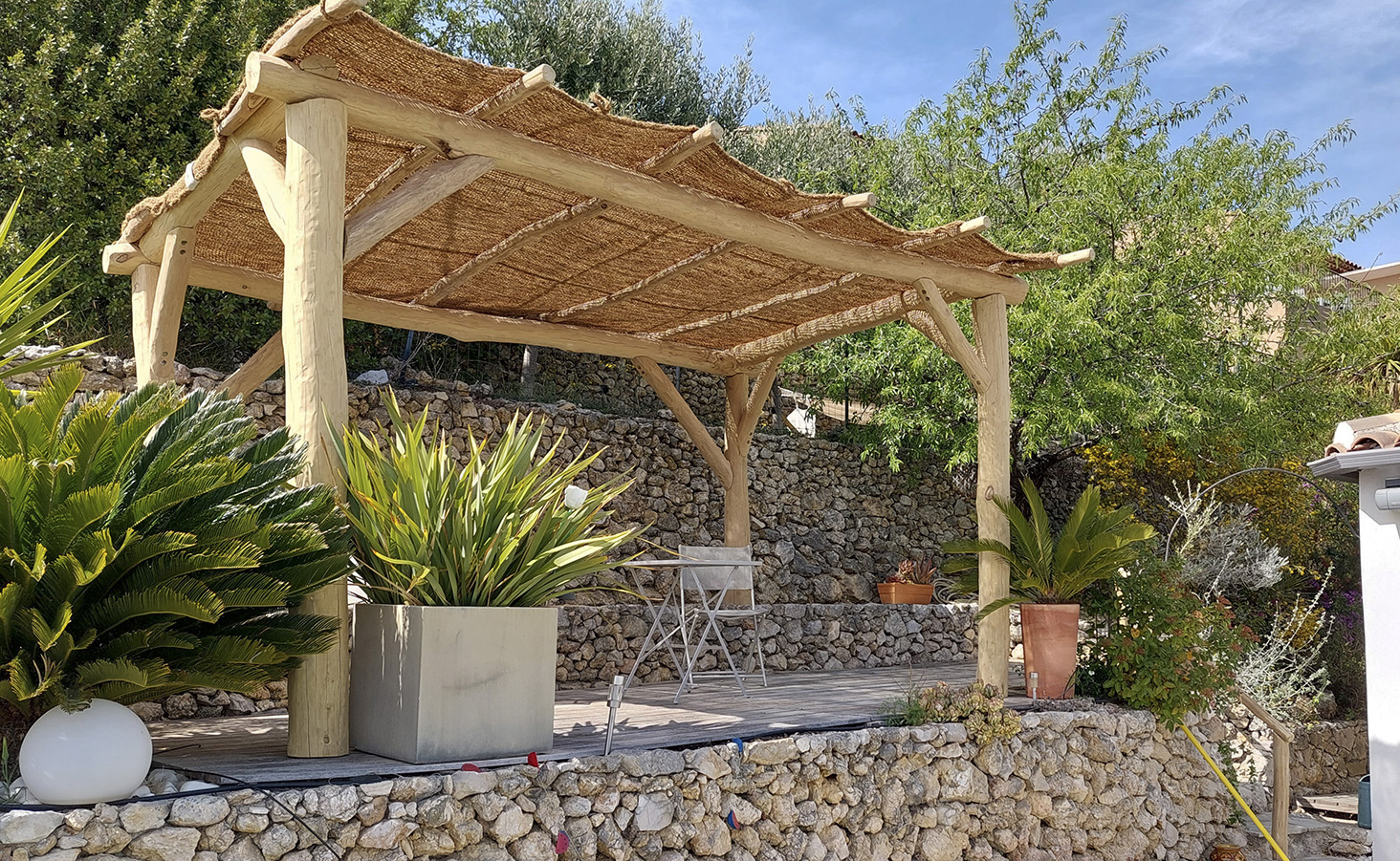 Ombrière coco sur pergola bois flotté terrasse