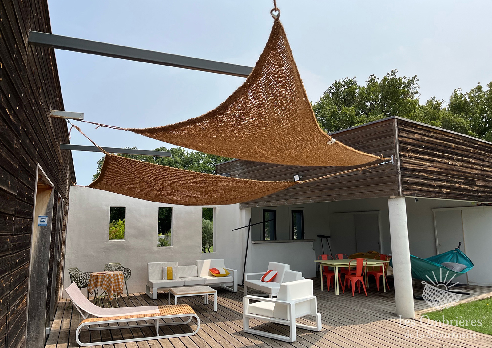 Ombrières sur une terrasse d'hotel en France