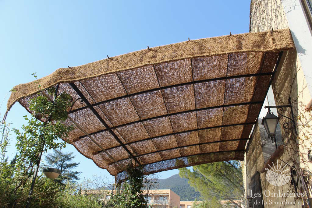 Voile d'ombrage coco naturelle sur pergola