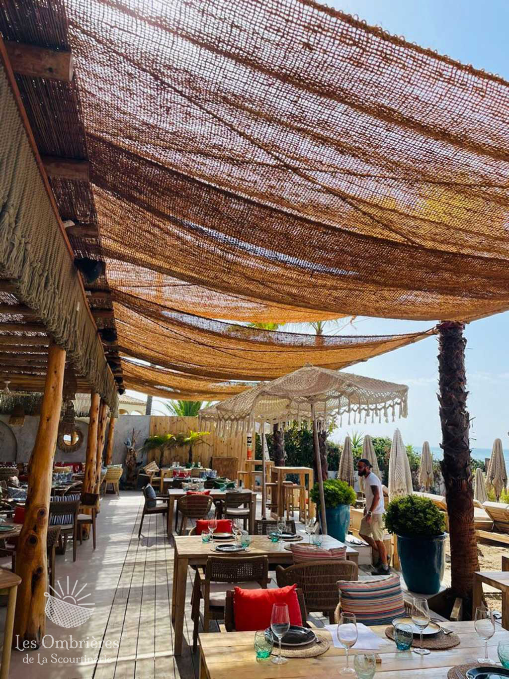 Voile d'ombrage coco renforcée faisant de l'ombre sur une terrasse d'hotel
