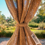 Gordijnen met ringen van kokosvezel bevestigd