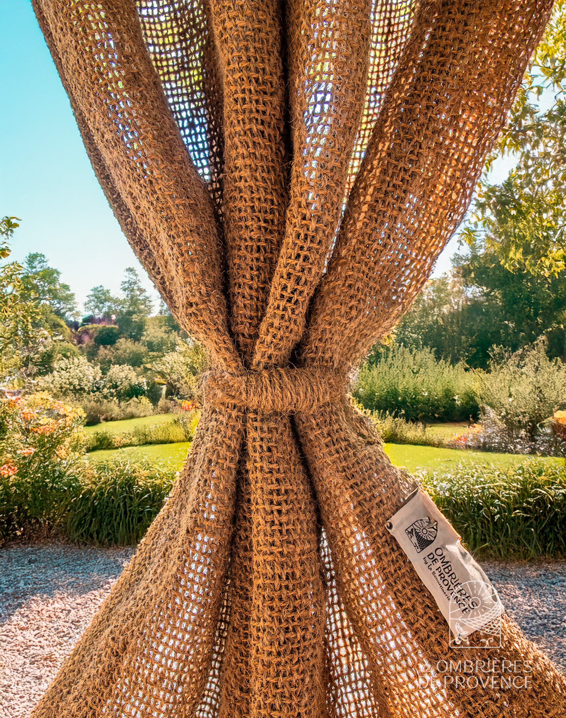 Gordijnen met ringen van kokosvezel bevestigd