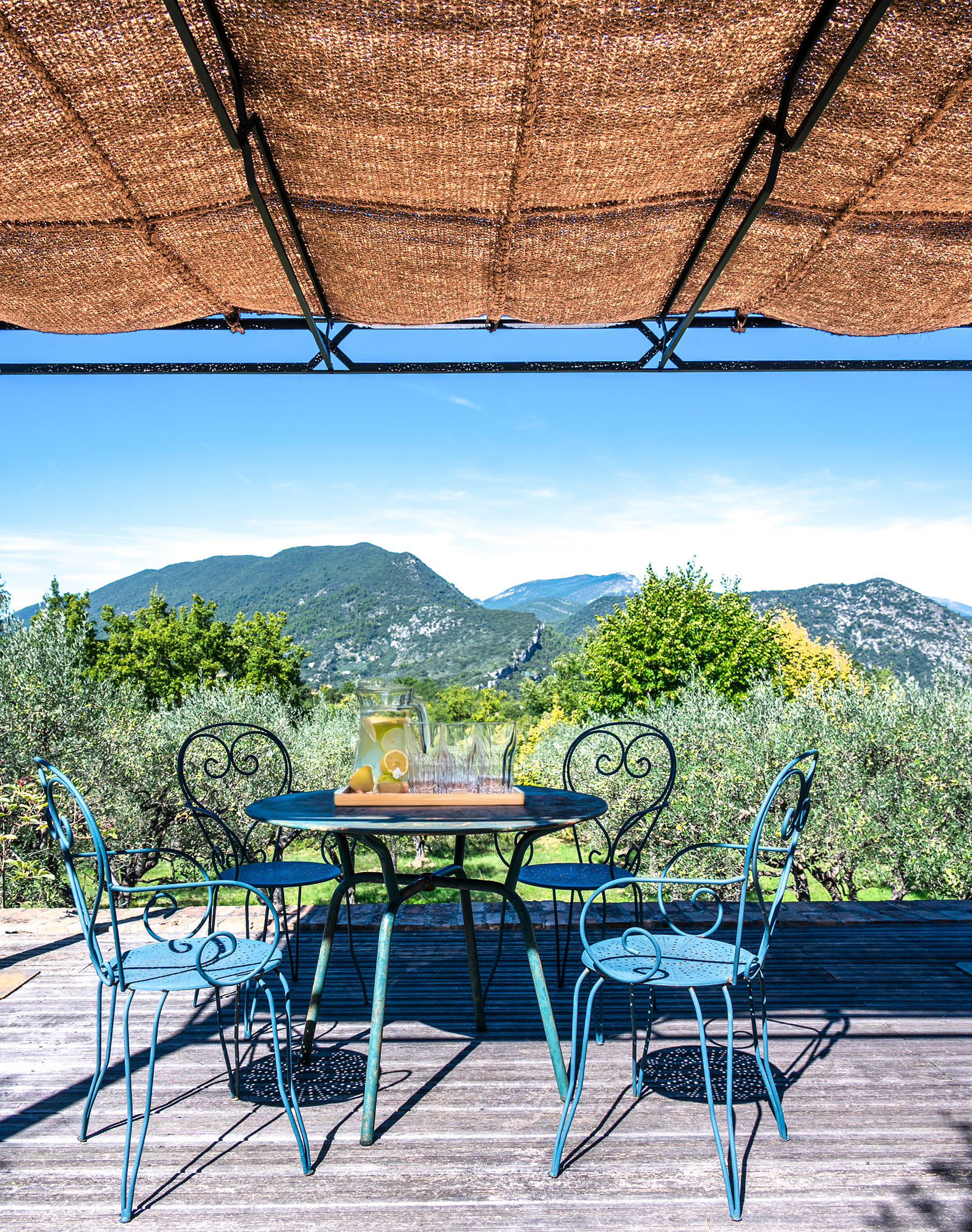 3-pergola-robusta-traverse-espacee-inspiration-1