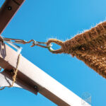 Fijar una sombrilla de fibra de coco con un mosquetón