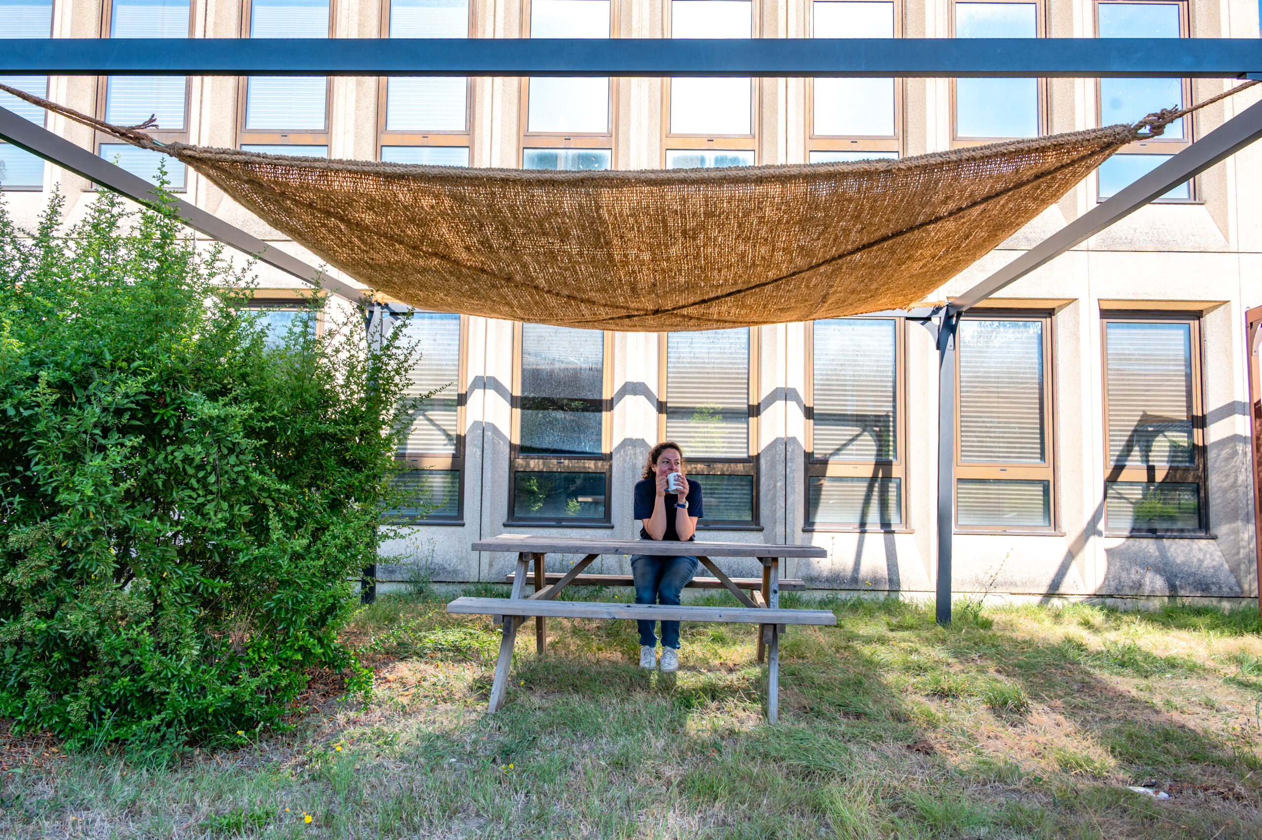 Voile d'ombrage coco Robusta installée sur pergola, résultat final