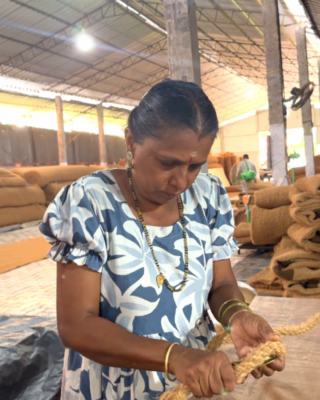 Sra. Sajinthu en la producción